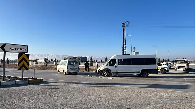 Konya'da korkunç kaza! Okul servisi ile kamyonet çarpıştı!