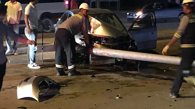 Konya'da korkutan kaza! Çarpmanın şiddetiyle direk devrildi