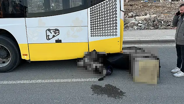 Konya'da korkutan kaza! Kurye otobüsün altına girdi!