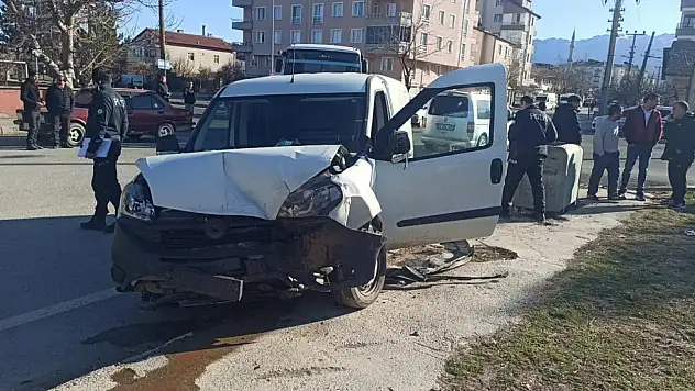 Konya'da korkutan kaza! Öğrenci servisi ile hafif ticari araç çarpıştı