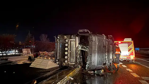 Konya'da korkutan kaza: Otomobil tıra çarptı! 1 yaralı