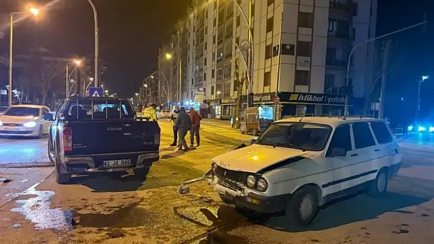 Konya'da korkutan kaza! Otomobil ve kamyonet çarpıştı