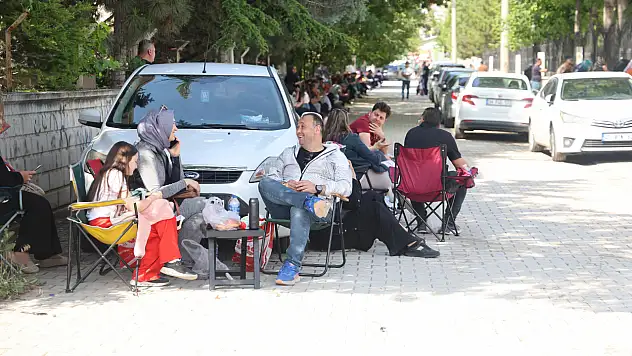 Konya'da LGS heyecanı! Öğrenciler sınavda, veliler sokaklarda ter döktü