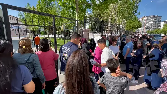 Konya'da LGS heyecanı! Öğrenciler içeride, veliler dışarıda ter döktü