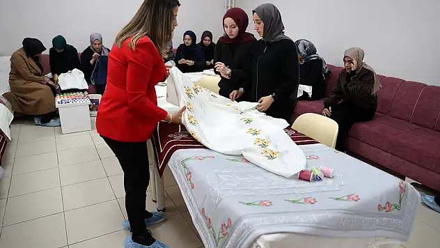 Konya'da liseliler tarihi motifleri Gazze yararına seccadelere işledi!