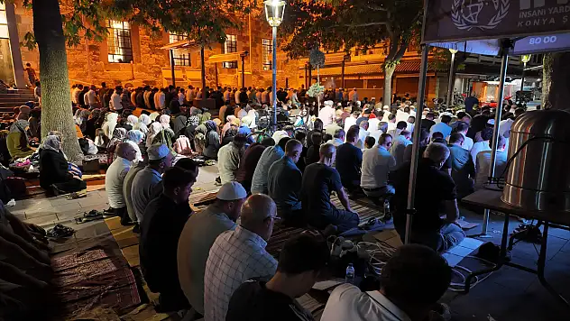 Konya'da Mevlid Kandili'nde camiler doldu taştı