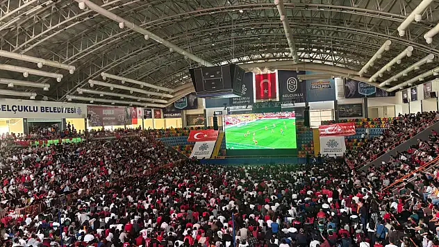 Konya'da milli heyecan: Binlerce kişi dev ekran önünde tek yürek oldu!