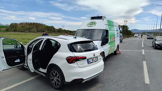 Konya'da minibüs ile otomobil çarpıştı: 4 yaralı!