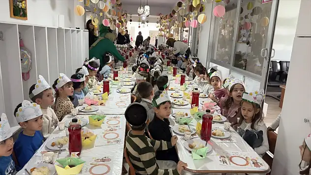 Konya'da miniklerin tekne orucu pamuk şekeriyle taçlandı