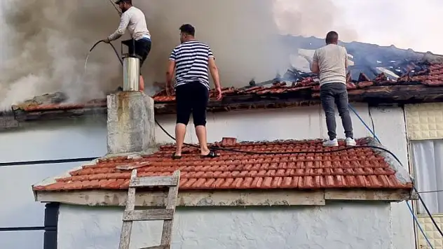 Konya'da muhtarın evinin çatısı alev aldı