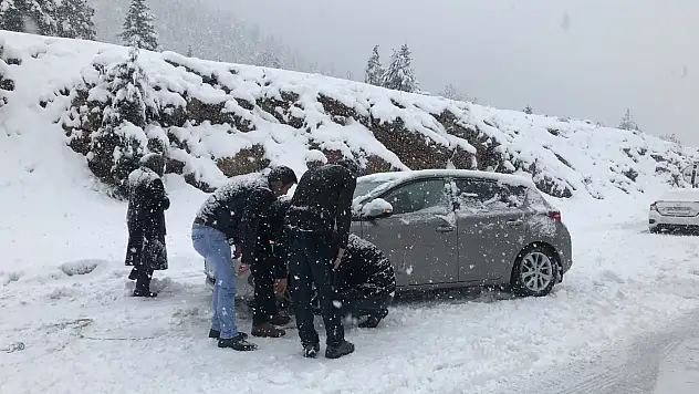 Konya'da o geçit merkezden daha çok kar gördü! 10 santimetreye ulaştı...