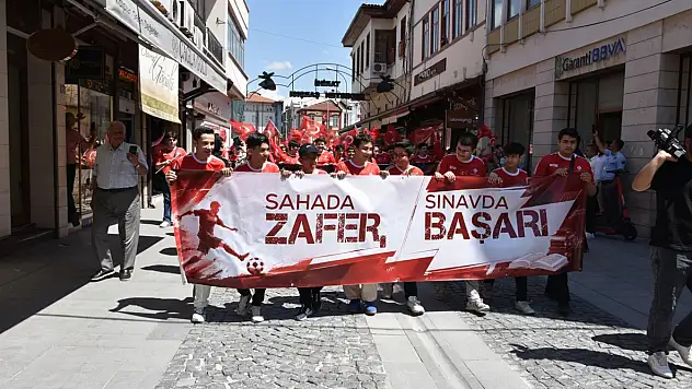 Konya'da öğrencilerden A Milli Futbol Takımı'na destek yürüyüşü