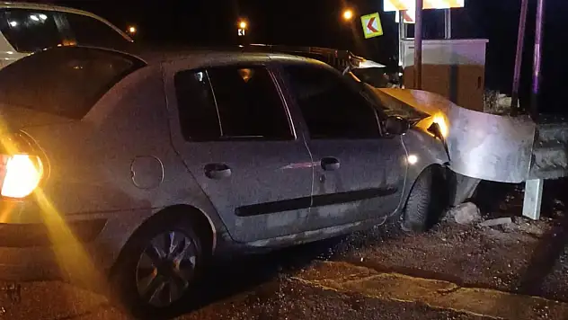 Konya'da otomobil bariyerlere çarptı: 4 yaralı!
