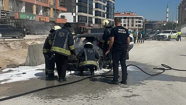 Konya'da otomobil demir yığınına döndü: Sürücü canını son anda kurtardı