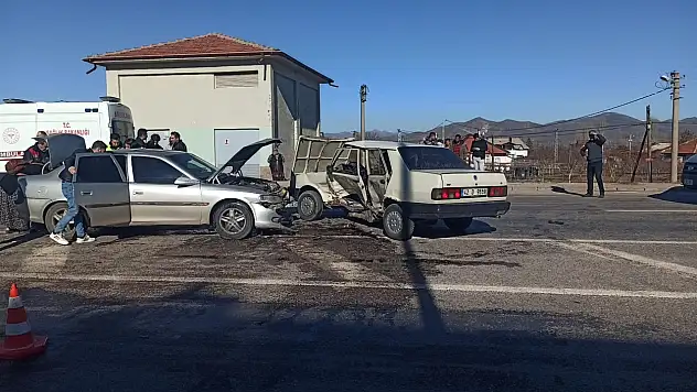 Konya'da otomobiller birbirine girdi!