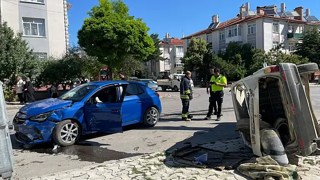 Konya'da otomobiller birbirine girdi: 3 yaralı!