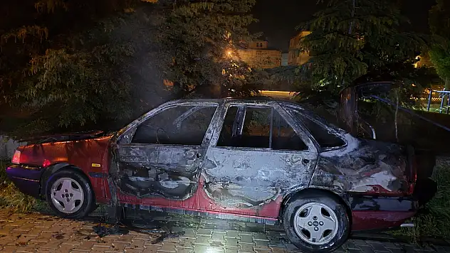 Konya'da park halindeki otomobil yanarak hurdaya döndü