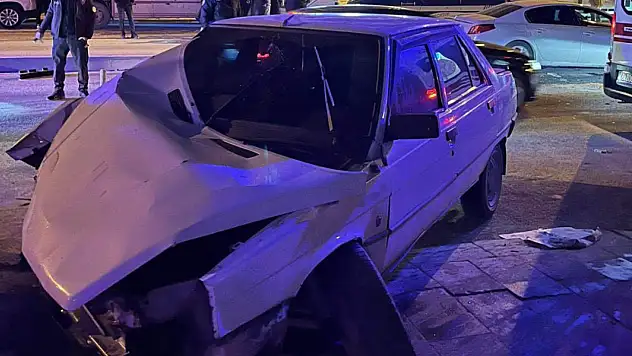 Konya'da refüjü aşıp karşı şeride geçen sürücü dehşet saçtı! 1 yaralı!