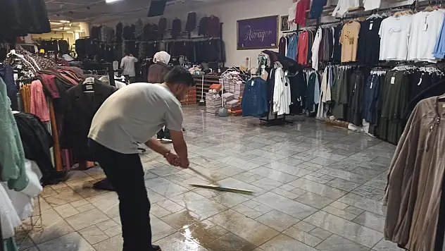 Konya'da sağanak etkili oldu, iş yerlerini su bastı