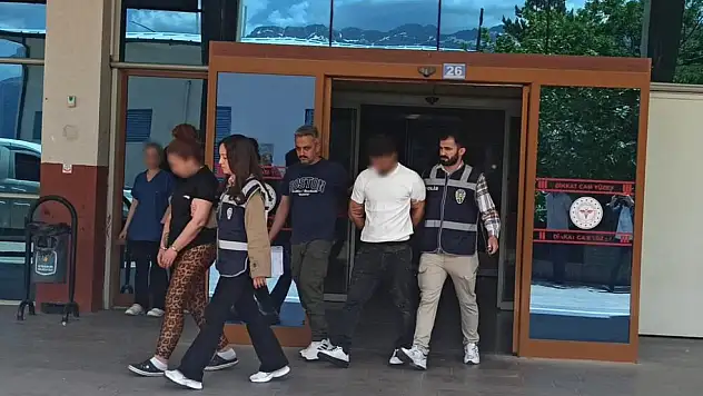 Konya'da sahte altın satan şüpheliler yakayı ele verdi