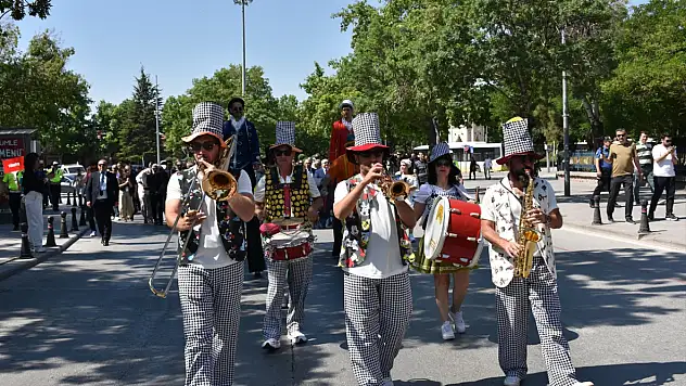 Konya'da sanat rüzgârı böyle başladı! Binlerce kişinin beklediği festival kapılarını açtı