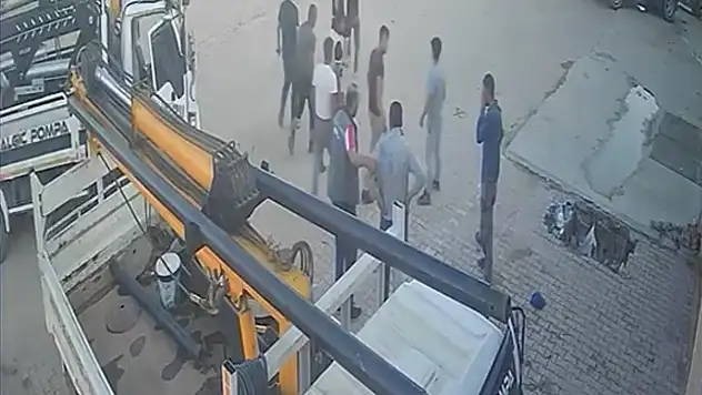 Konya'da sanayide ortalık bir anda karıştı! Tekme ve yumruklar havada uçuştu!