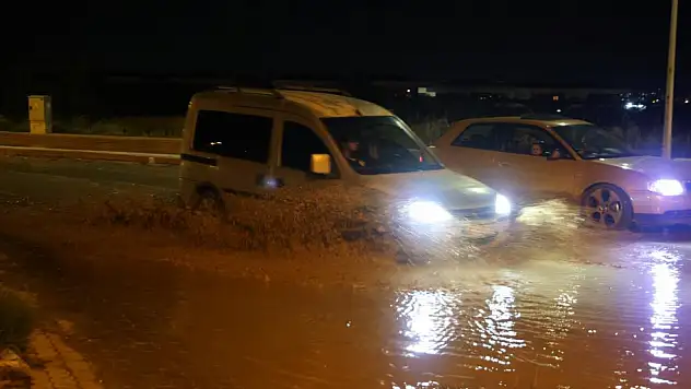 Konya'da sel etkili oldu! Sürücüler zor anlar yaşadı