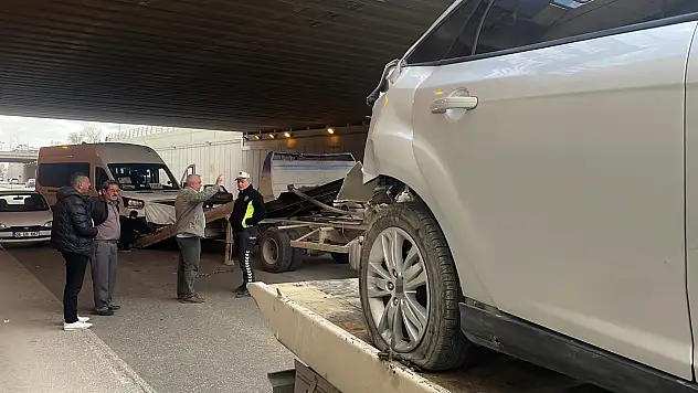 Konya'da servis ve otomobil birbirine girdi!