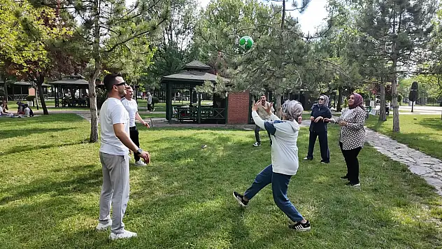 Konya'da sıcak havayı fırsat bilenler soluğu parklarda aldı!