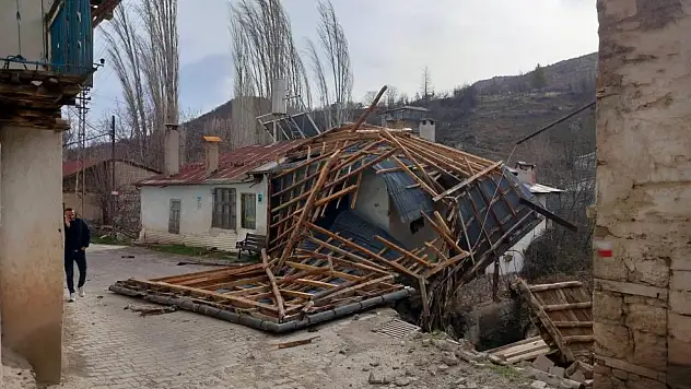 Konya'da şiddetli rüzgar çatıları söküp uçurdu!