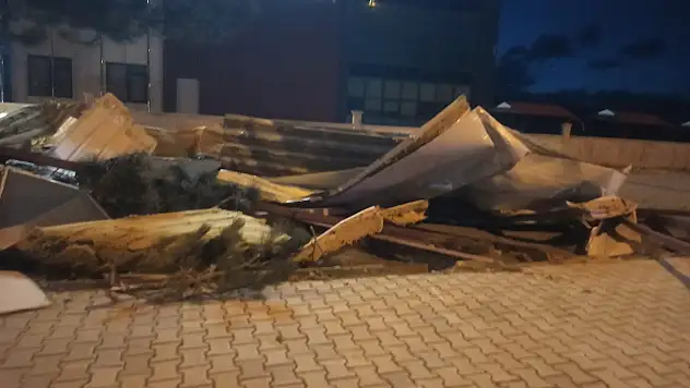 Konya'da şiddetli rüzgar çatıları uçurdu