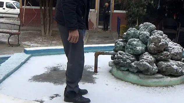 Konya'da soğuk süs havuzunu dondurdu! İlginç görüntüler ortaya çıktı!