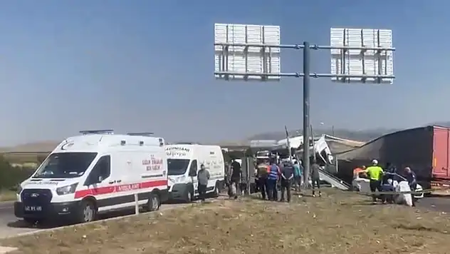 Konya'da tır karşı şeride geçip araçlara çarptı: 1 ölü, 9 yaralı!