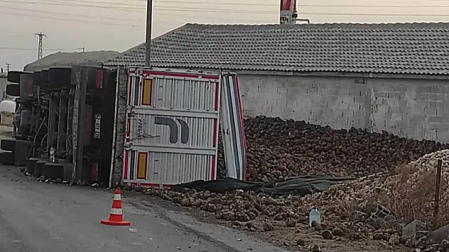Konya'da tır kontrolden çıkıp devrildi! 1 yaralı!