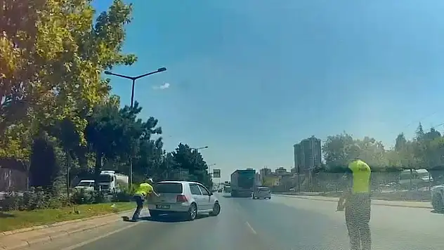Konya'da trafik polisinden örnek davranış! Arızalanan araç için seferber olundu