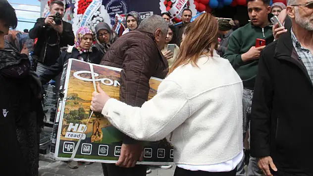 Konya'da ucuz TV satışı izdihama dönüştü! Kasa kuyruğu sokağa taştı!