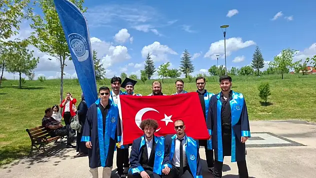 Konya'da üniversite öğrencileri mezuniyet heyecanı yaşadı