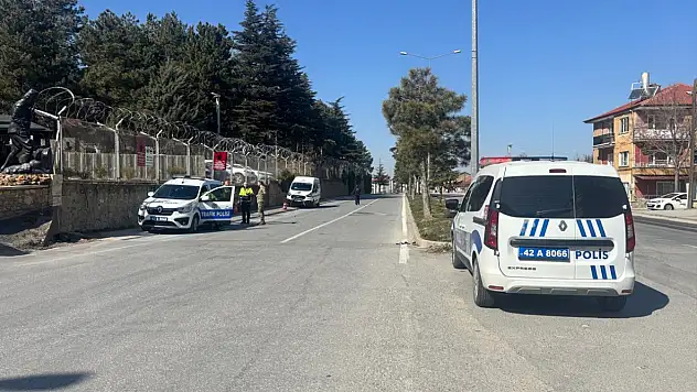 Konya'da uygulama noktasında dehşet! Plakasız sürücü polise çarpıp kaçtı