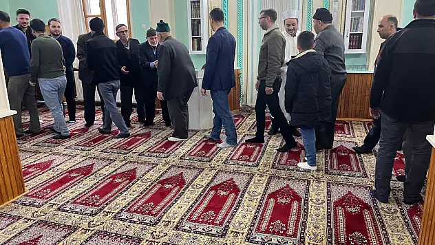 Konya'da vatandaşlar bayram namazı sonrası camide bayramlaştı