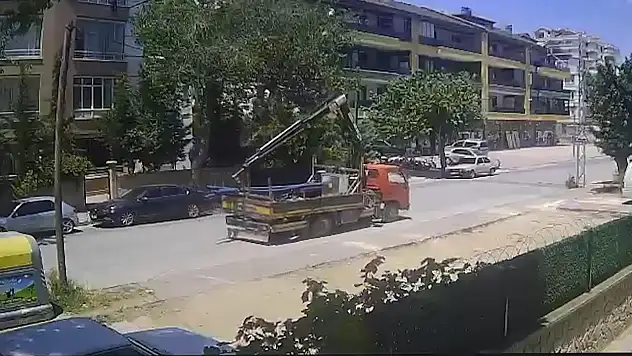 Konya'da vincin tellere takılmasıyla direkler kağıt gibi yıkıldı!