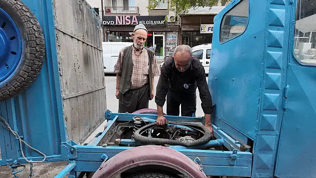 Konya'da yılların yükünü çeken üç tekerlekliler ustasının elinde hayat buluyor!