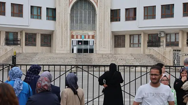 Konya'da YKS maratonu bugün başladı! Öğrenciler ve aileleri ter döktü