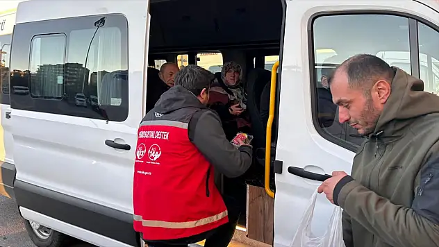 Konya'da yolda olanlara iftarlık dağıtıldı