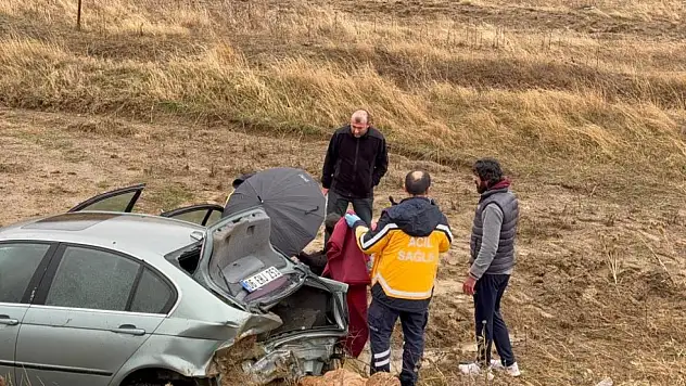 Konya'da yoldan çıkan lüks araç şarampole devrildi! Yaralılar var