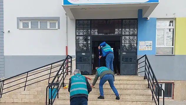 Konya'da yükümlüler ara tatilde okulları temizledi