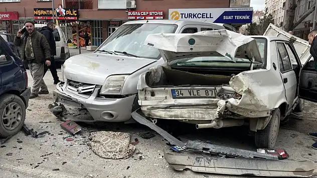 Konya'da zincirleme kaza! Kamyonet, 7 aracı biçti!