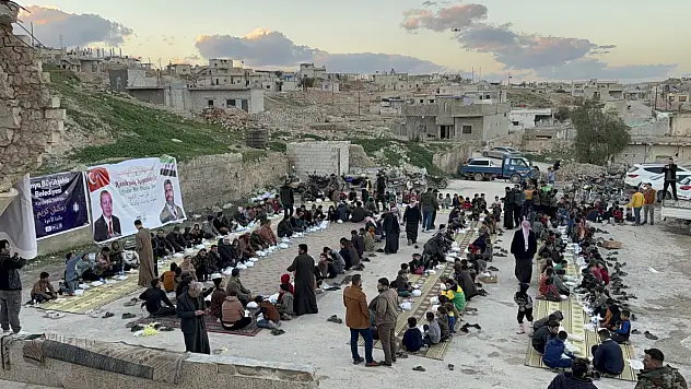 Konya'dan Suriye'ye gönül köprüsü: Üç şehirde iftar sofraları kuruluyor!