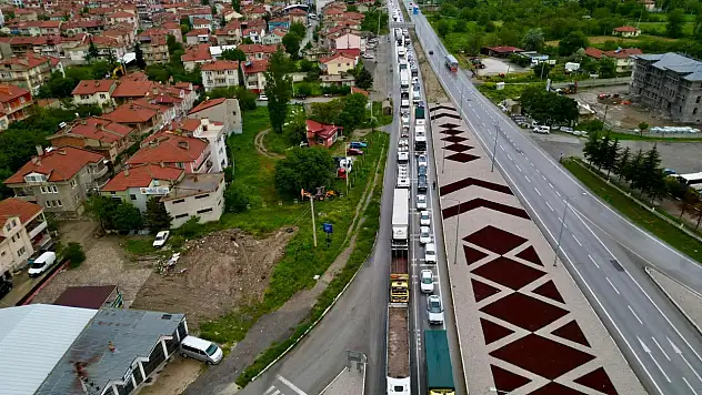 Konya'dan yola çıkacak sürücüler dikkat! O yoldaki kilometrelerce kuyruk havadan görüntülendi!