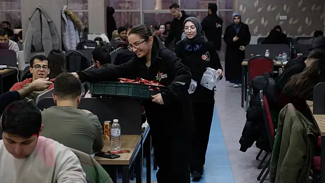 Konya Gençlik Meclisi'nden sınav maratonuna 'lezzetli' destek
