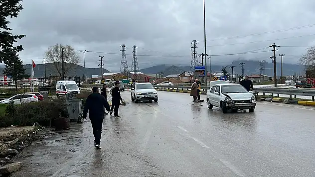 Konya-Isparta yolunda kaza! Otomobil bariyerlere çarptı, 1 yaralı!
